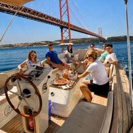 Croisière confortable au coucher du soleil à Lisbonne avec open bar et pizza