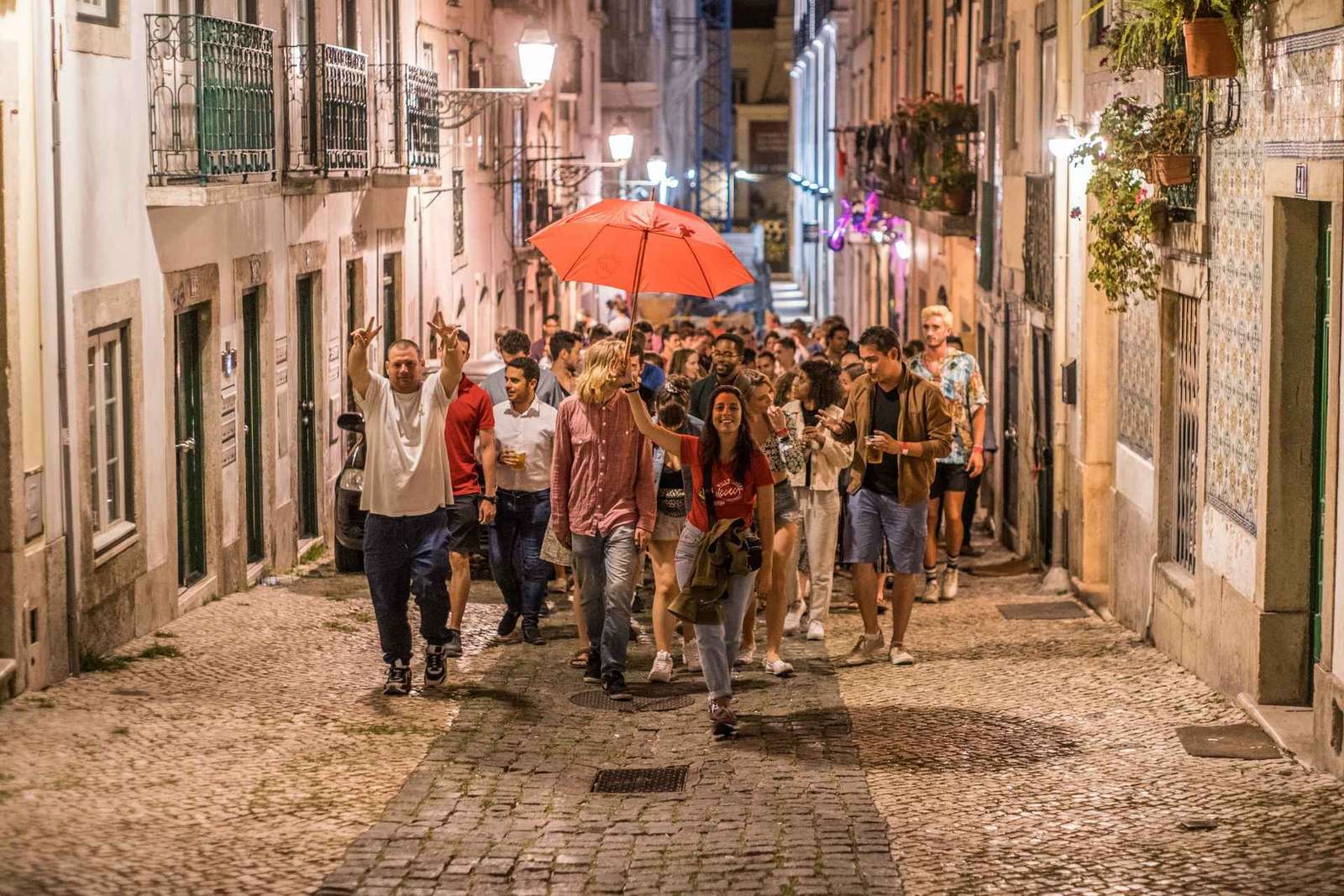 Lisbonne : Tournée des bars avec open bar et entrée dans un club VIP
