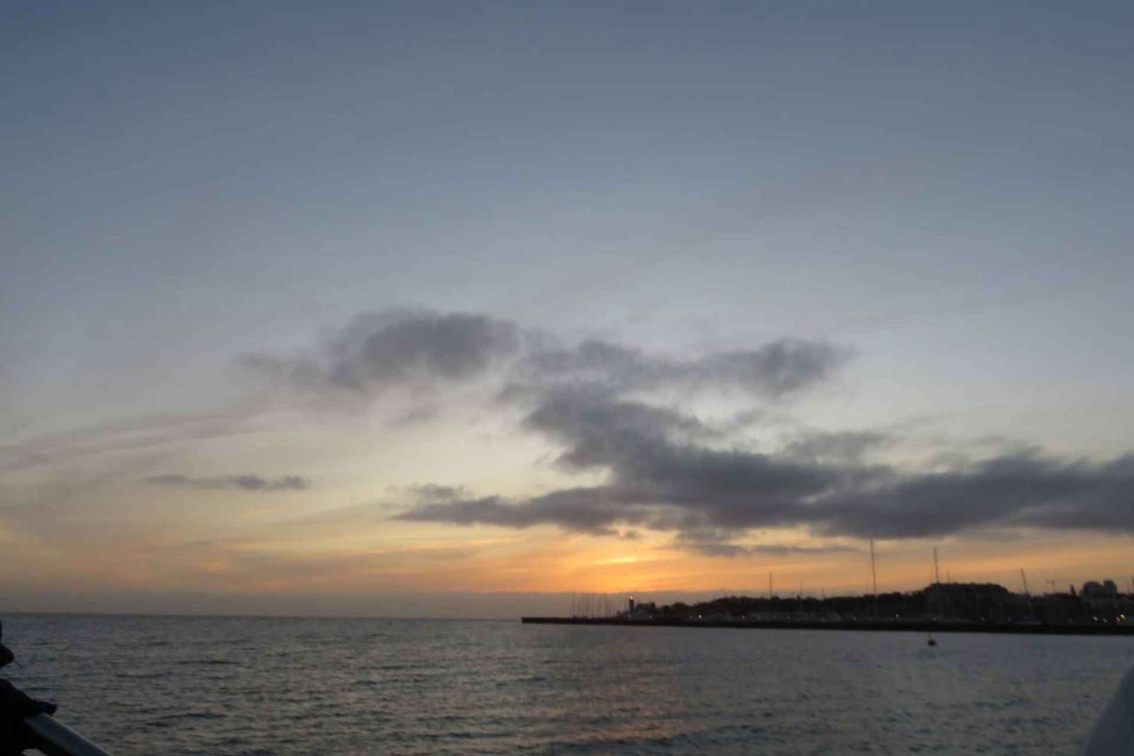 Cascais : Excursion en bateau au coucher du soleil avec boissons de bienvenue
