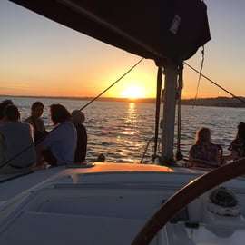 Lisbonne : Croisière en catamaran au coucher du soleil avec boisson de bienvenue