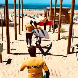 Cours de surf pour débutants à Caparica (Lisbonne)