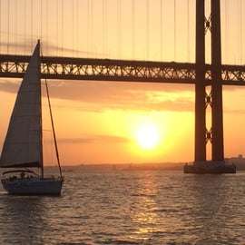 Lisbonne : Croisière privée sur le Tage au coucher du soleil à bord d'un bateau de luxe