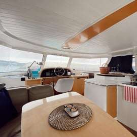 Lisbonne : Visite privée en catamaran de luxe avec boisson de bienvenue