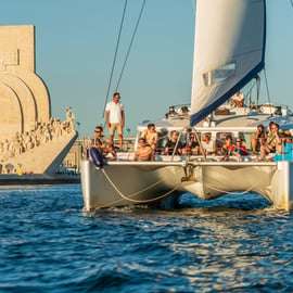 Lisbonne : Croisière en catamaran au coucher du soleil avec boisson de bienvenue