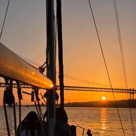 Coucher de soleil à bord d'un voilier à Lisbonne !
