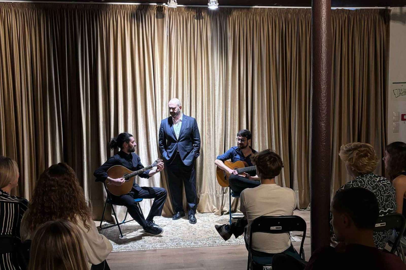 Lisbonne : spectacle de fado en direct dans le quartier historique de l'Alfama avec vin de Porto