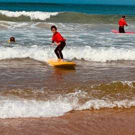 Cours de surf pour débutants à Caparica (Lisbonne)