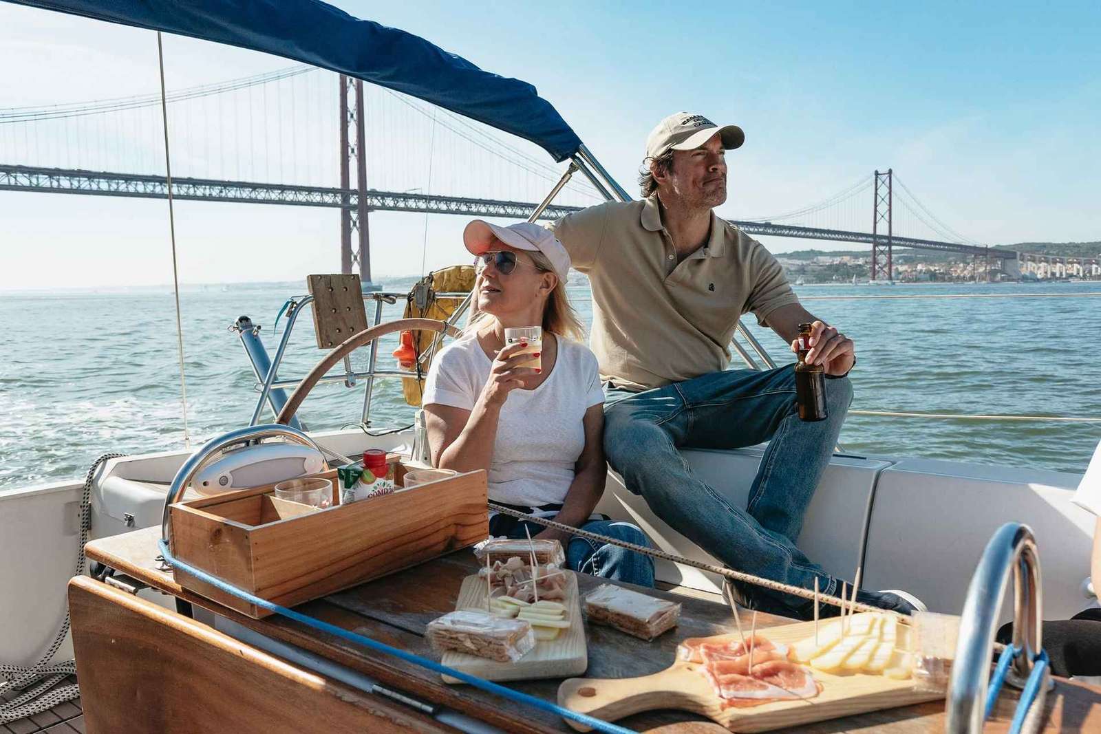 Lisbonne : Croisière en bateau à voile à la découverte de la ville avec boissons et en-cas