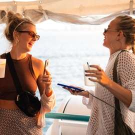 Lisbonne : Tour en bateau au coucher du soleil avec musique et boissons