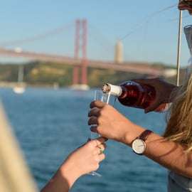 Lisbonne : croisière au coucher du soleil en voilier classique avec vin et tapas