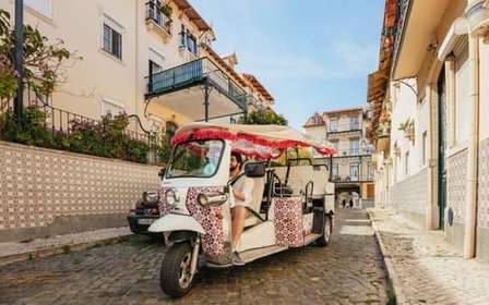 Lisbonne : Visite guidée en tuk tuk de 4 heures avec dégustation de mets et de vins
