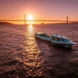 Lisbonne : Croisière sur le fleuve Tejo au coucher du soleil avec boisson de bienvenue