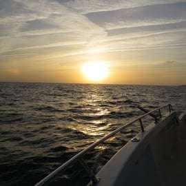 Cascais : Excursion en bateau au coucher du soleil avec boissons de bienvenue