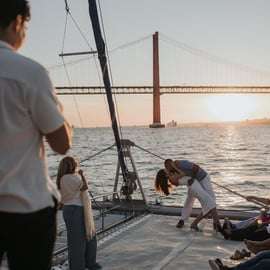 Lisbonne : Excursion en catamaran au coucher du soleil avec musique et boissons