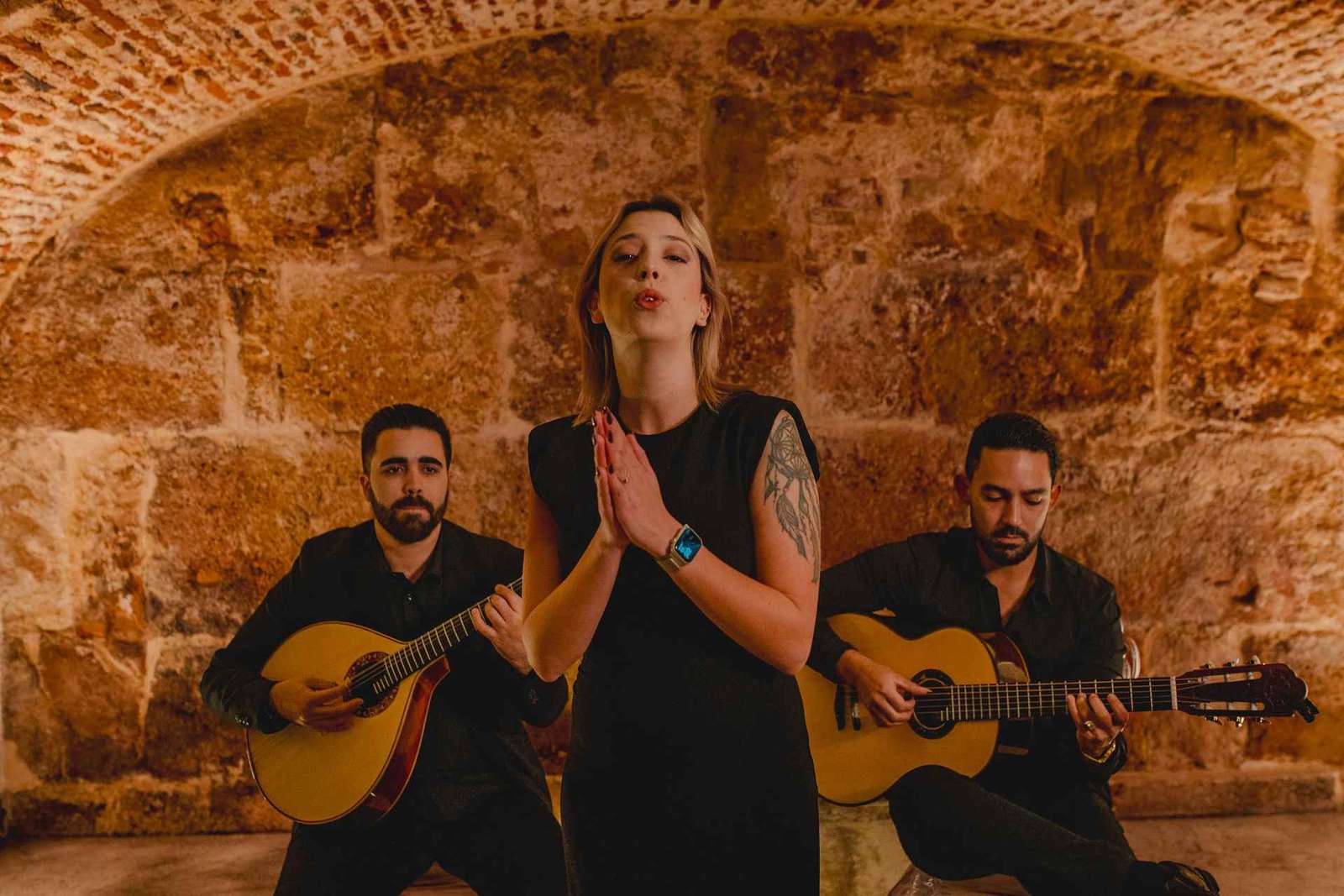 Lisbonne : Spectacle de fado avec vin dans un lieu historique
