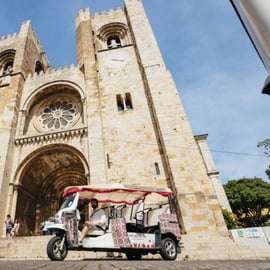 Lisbonne : Visite guidée en tuk tuk de 4 heures avec dégustation de mets et de vins