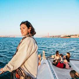Lisbonne : Excursion en catamaran au coucher du soleil avec musique et boissons