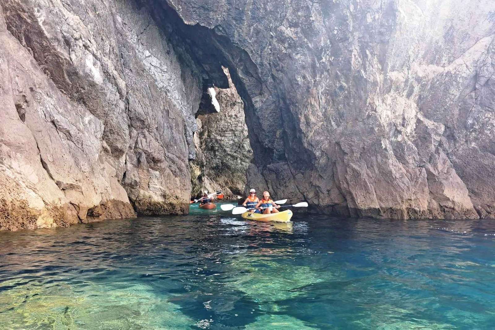 Sesimbra : plage de Ribeiro Cavalo, grottes et excursion en kayak dans l'Arrábida