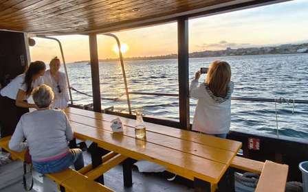 Cascais : croisière au coucher du soleil vers Lisbonne avec open bar