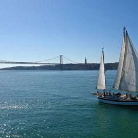 Lisbonne : croisière au coucher du soleil en voilier classique avec vin et tapas