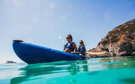 Sesimbra: visite guidée en kayak du parc naturel d'Arrabida et des grottes