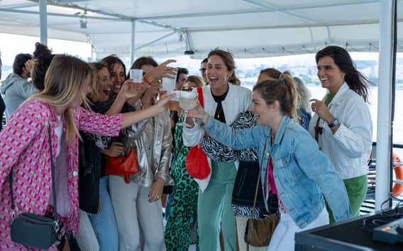 Lisbonne : Tour en bateau au coucher du soleil avec musique et boissons
