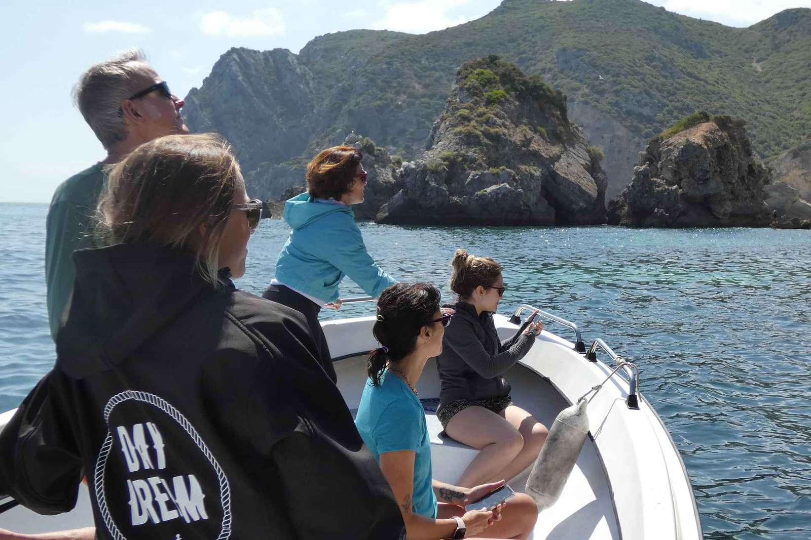 Sesimbra : Tour en bateau des plages et grottes d'Arrábida avec plongée en apnée