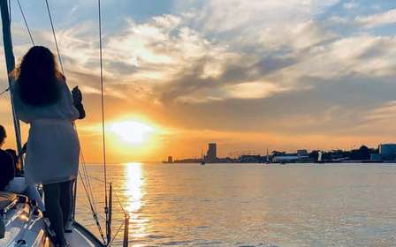 Lisbonne : Croisière privée sur le Tage au coucher du soleil à bord d'un bateau de luxe