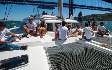 Lisbonne : Croisière en catamaran au coucher du soleil avec boisson de bienvenue