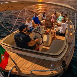 Croisière confortable au coucher du soleil à Lisbonne avec open bar et pizza