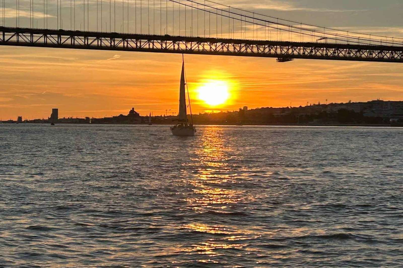 Lisbonne : croisière au coucher du soleil avec vin portugais et en-cas (petit groupe)