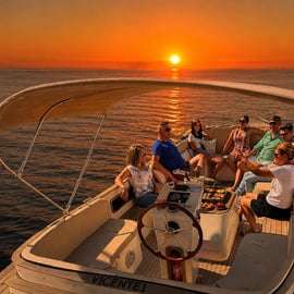 Croisière confortable au coucher du soleil à Lisbonne avec open bar et pizza