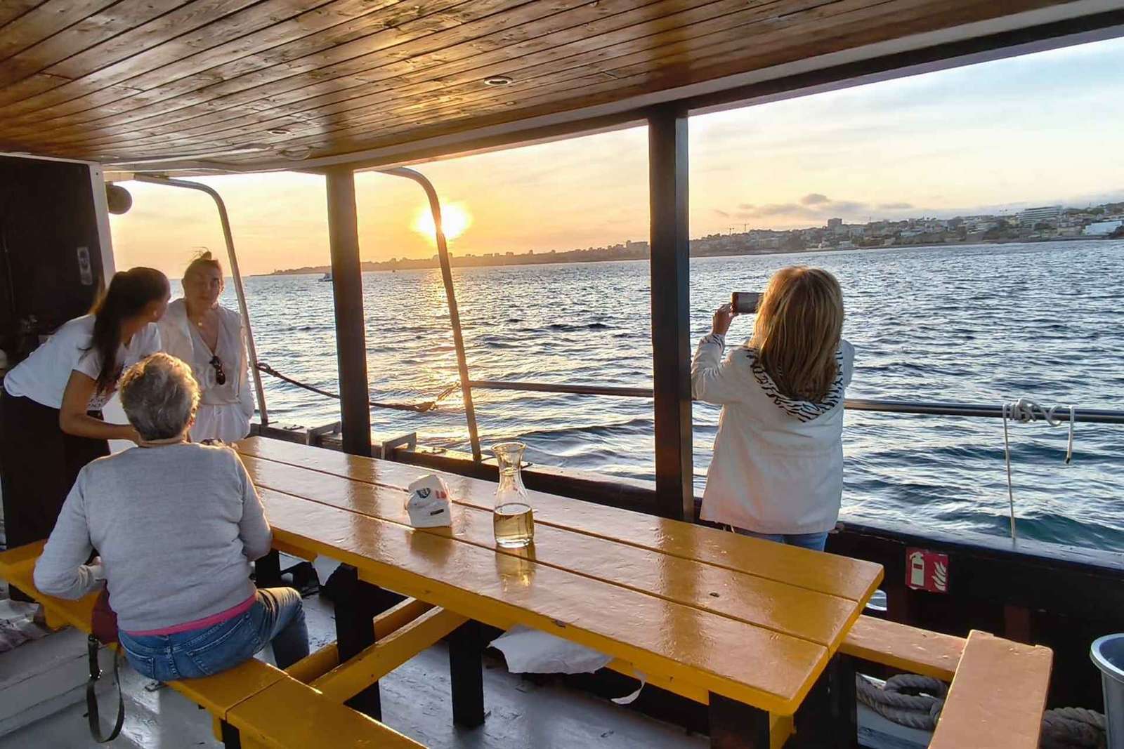 Cascais : croisière au coucher du soleil vers Lisbonne avec open bar