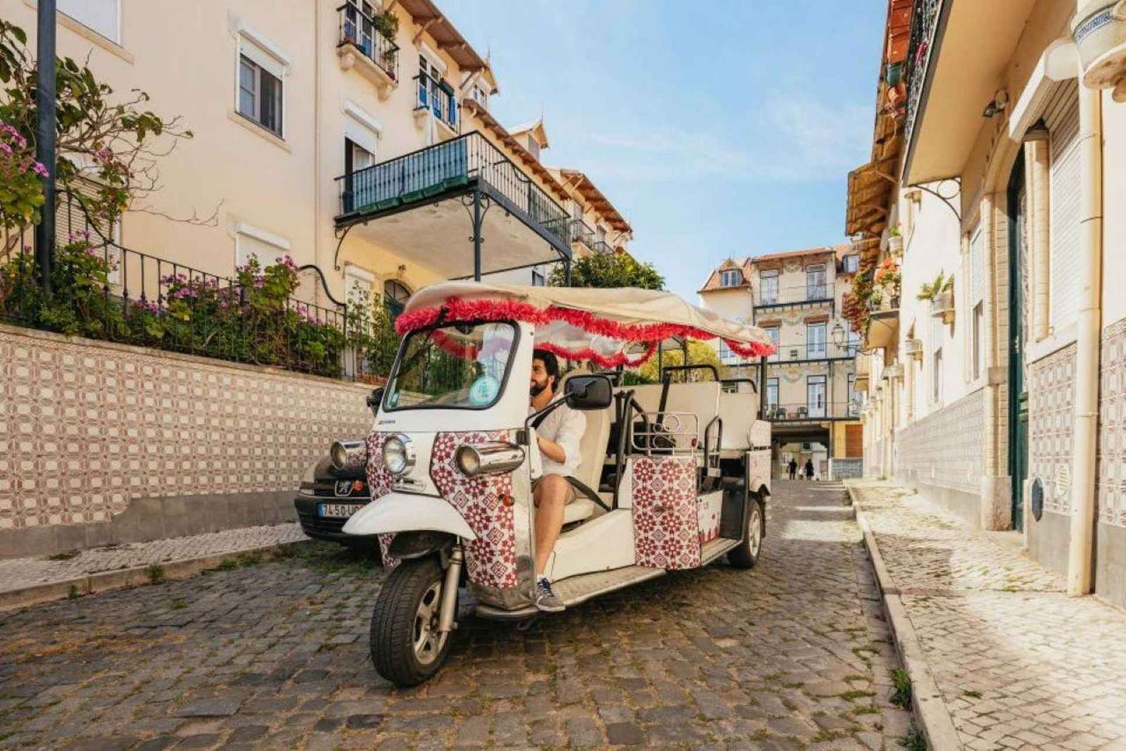 Lisbonne : Visite guidée en tuk tuk de 4 heures avec dégustation de mets et de vins