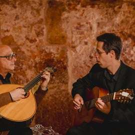 Lisbonne : Spectacle de fado avec vin dans un lieu historique