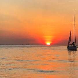 Lisbonne : Croisière privée sur le Tage au coucher du soleil à bord d'un bateau de luxe