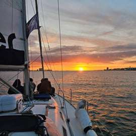 Lisbonne : Croisière en bateau à voile à la découverte de la ville avec boissons et en-cas