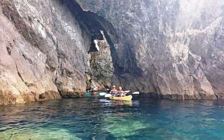 Sesimbra : plage de Ribeiro Cavalo, grottes et excursion en kayak dans l'Arrábida