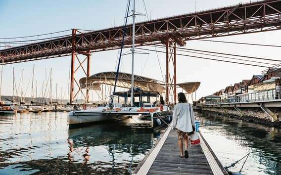 Lisbonne : Excursion en catamaran au coucher du soleil avec musique et boissons