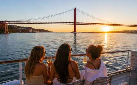 Lisbonne : Visite du fleuve Tage au coucher du soleil avec collations et boissons