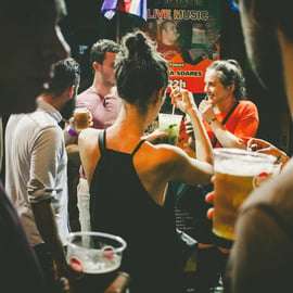 Lisbonne : Tournée des bars avec open bar et entrée dans un club VIP