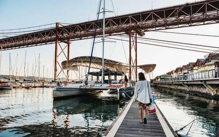 Lisbonne : Excursion en catamaran au coucher du soleil avec musique et boissons