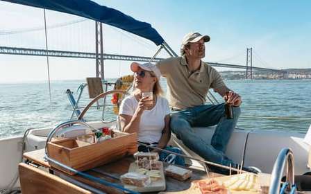 Lisbonne : Croisière en bateau à voile à la découverte de la ville avec boissons et en-cas