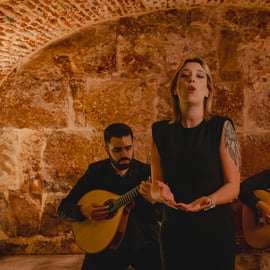 Lisbonne : Spectacle de fado avec vin dans un lieu historique