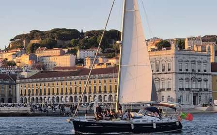 Lisbonne : promenade en voilier au coucher du soleil en petit groupe avec vin et amuse-bouches