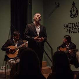 Lisbonne : Spectacle de fado avec du vin Quinta do Gradil dans le quartier Baixa-Chiado