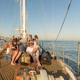 Lisbonne : croisière au coucher du soleil en voilier classique avec vin et tapas
